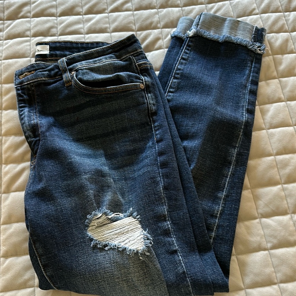 Women’s distresssed skinny cuffed jeans. 💙